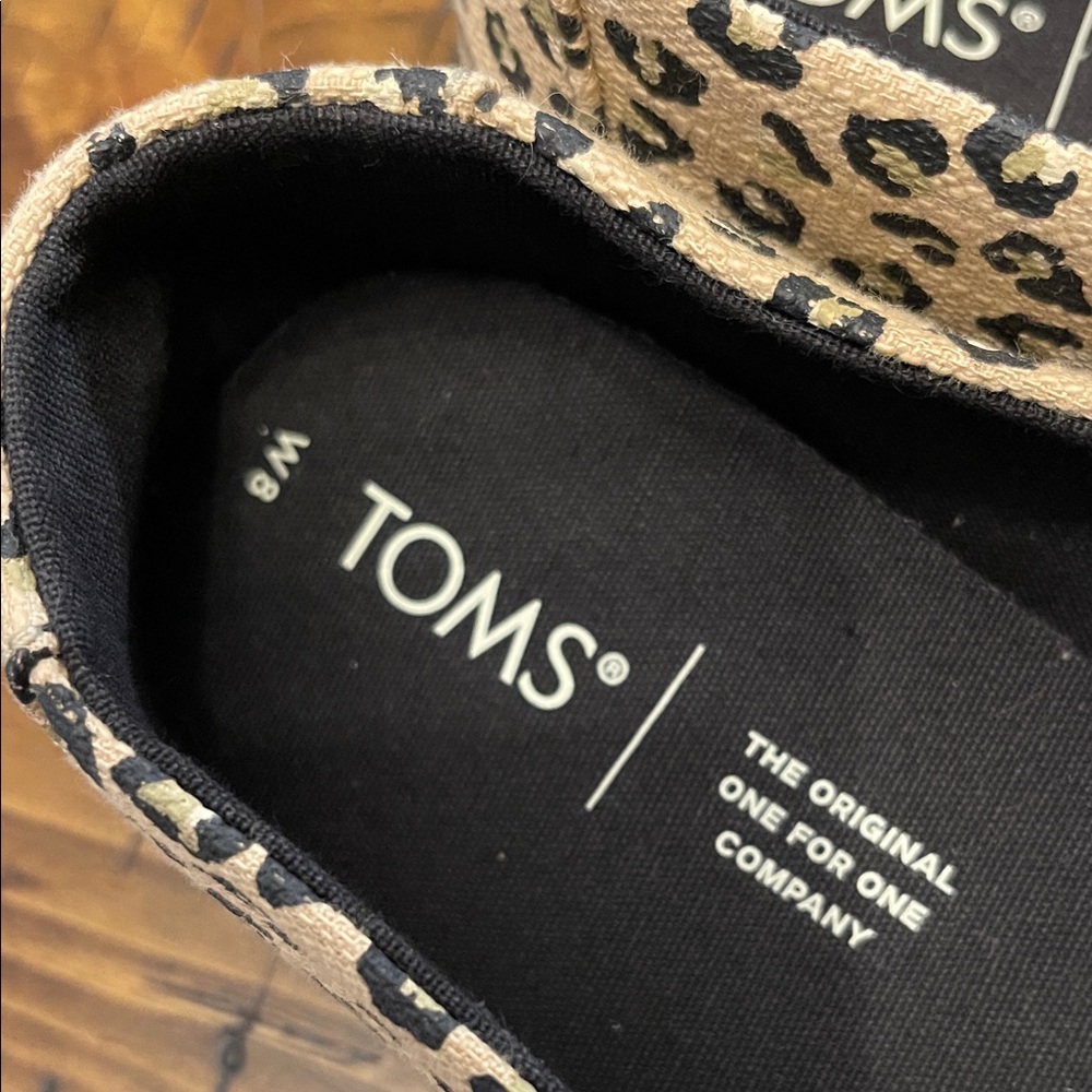 TOMS Women’s Tan Leopard Moccasins - Never Worn. 8 Wide. - Picture 2 of 4